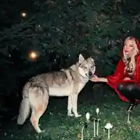 Вижте Емилия като Червената шапчица (СНИМКИ)