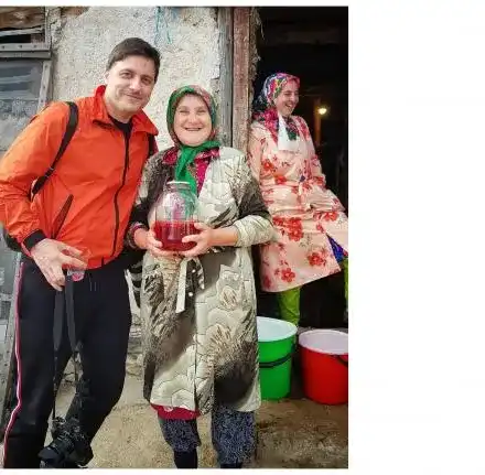 Владо Карамазов събира компоти в Родопите