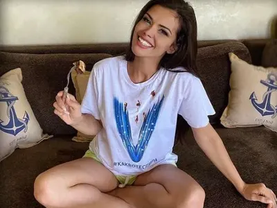 Внимание! Преслава се срасна с дивана!