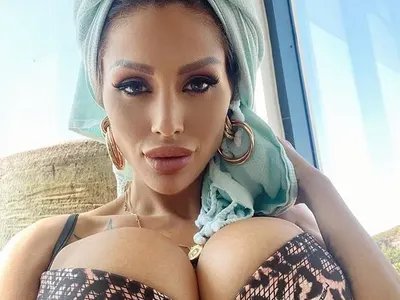 Война!  Кой е с бюст №1 у нас? (Снимки)