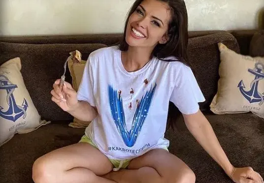 Внимание! Преслава се срасна с дивана!