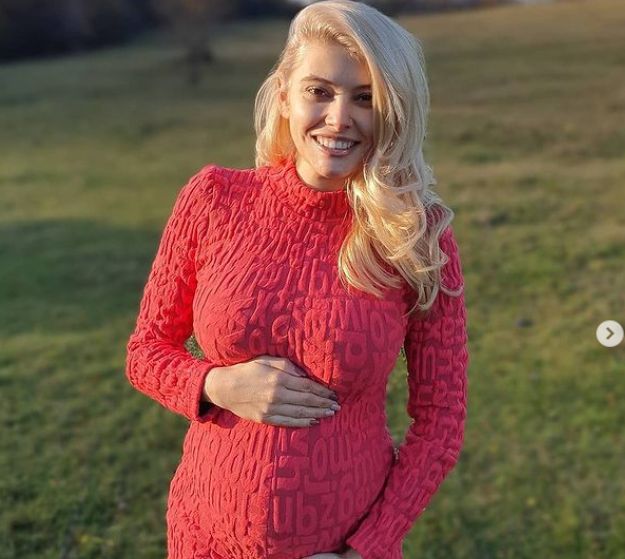 Бременната Ева Веселинова се снима по сутиен (ФОТО ТУК)