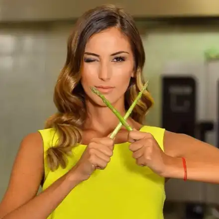 Алекс Петканова се страхува да си оперира носа