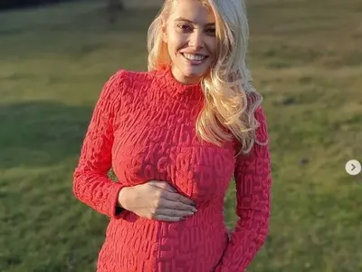 Бременната Ева Веселинова се снима по сутиен (ФОТО ТУК)