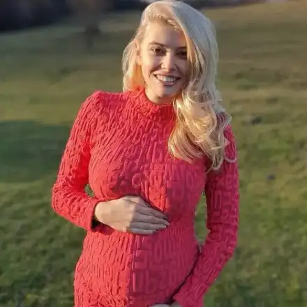 Бременната Ева Веселинова се снима по сутиен (ФОТО ТУК)