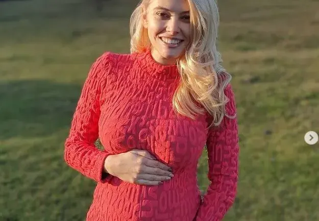 Бременната Ева Веселинова се снима по сутиен (ФОТО ТУК)