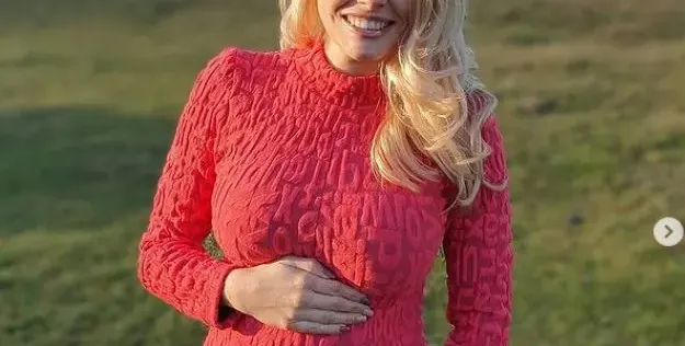 Бременната Ева Веселинова се снима по сутиен (ФОТО ТУК)