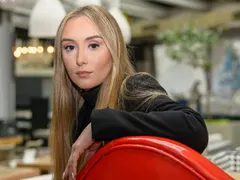 Дара Екимова си боцка косата за хубост