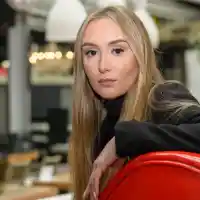 Дара Екимова си боцка косата за хубост