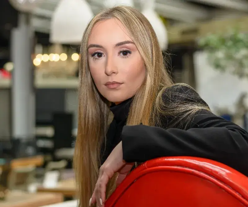 Дара Екимова си боцка косата за хубост