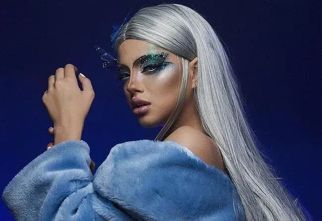 Дара се дегизира на ледена пързалка, за да не я закачат фенове