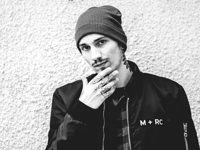 Диджей Мартен се носи като клошар