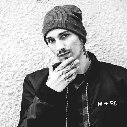 Диджей Мартен се носи като клошар