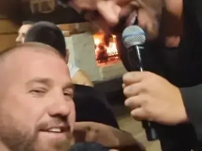 Динко и Ванко 1 на таен купон със Стораро в претъпкана кръчма (Снимки)