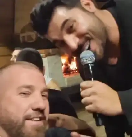 Динко и Ванко 1 на таен купон със Стораро в претъпкана кръчма (Снимки)