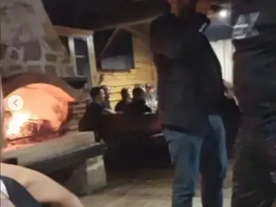 Динко и Ванко 1 на таен купон със Стораро в претъпкана кръчма (Снимки)