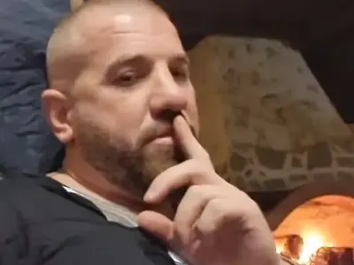 Динко и Ванко 1 на таен купон със Стораро в претъпкана кръчма (Снимки)