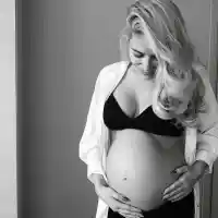 Ева Веселинова показа корема