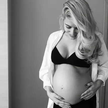 Ева Веселинова показа корема