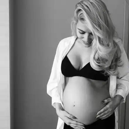 Ева Веселинова показа корема