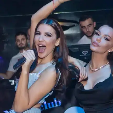 Галена бута племенницата си Доника