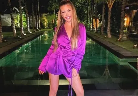 Гери-Никол пръска сексапил на райски остров (СНИМКИ)