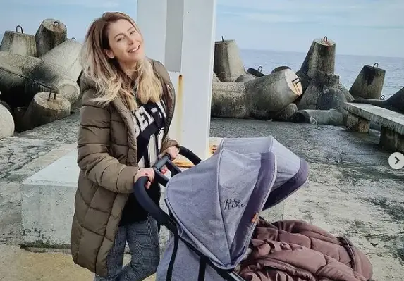 Капчикова заведе близнаците на море (Снимки)