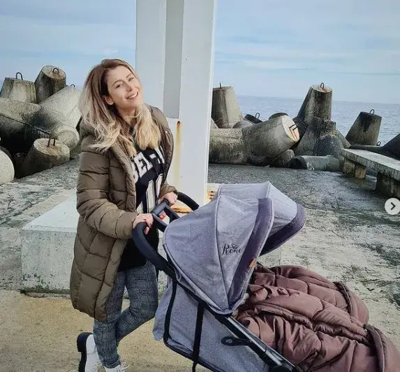 Капчикова заведе близнаците на море (Снимки)