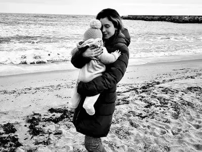 Капчикова заведе близнаците на море (Снимки)