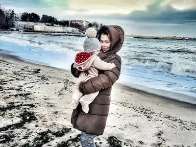 Капчикова заведе близнаците на море (Снимки)