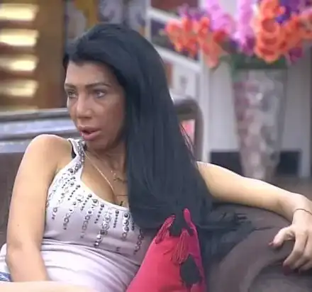 Катрин Вачева БЕЗ ДРЕХИ пред „Св. Александър Невски“ (ФОТО по-долу)