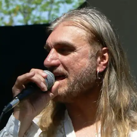 Коцето Калки острига косата си след 40 години (Пеещият зъболекар претърпя неочаквана трансформация - СНИМКИ)