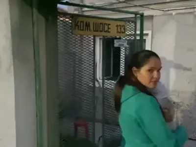 Кошмар преди Бъдни вечер! След скандал със съсед Веси Бонева и майка й влизат в дома си през прозореца (Снимки)