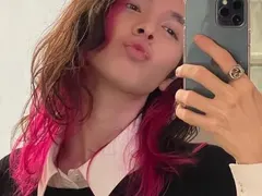 Крис Костов цупи джуки като плеймейтка в женски дрехи и с розова коса