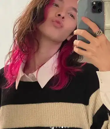 Крис Костов цупи джуки като плеймейтка в женски дрехи и с розова коса