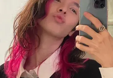 Крис Костов цупи джуки като плеймейтка в женски дрехи и с розова коса