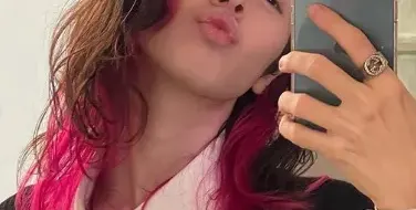 Крис Костов цупи джуки като плеймейтка в женски дрехи и с розова коса