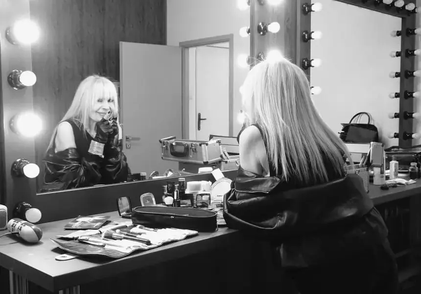 Лили Иванова пести от гримьор, пудри се сама с 9 четки (Снимки)