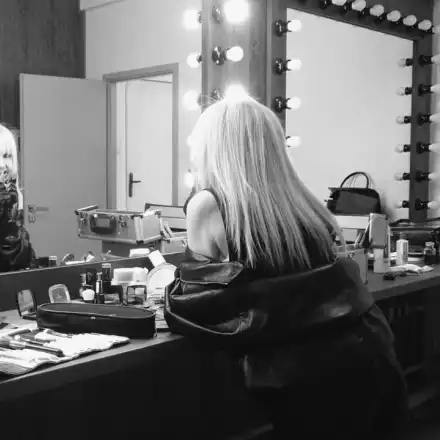 Лили Иванова пести от гримьор, пудри се сама с 9 четки (Снимки)