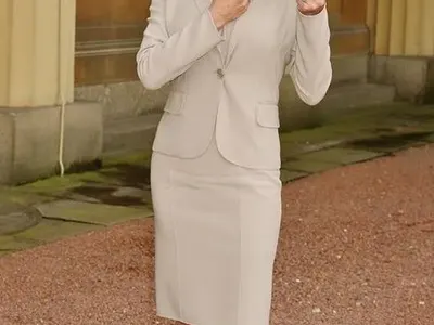 Лорд Евгени Минчев в атака: Илчев - между мистър Бийн и църковен деятел, Михаела - в гащите на Шейкин Стивънс и още + СНИМКИ