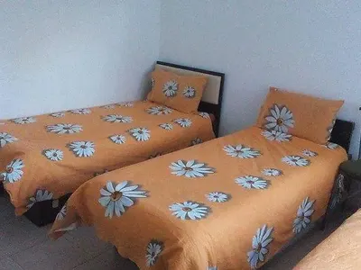 Майката на Азис закъса за пари, дава под наем леглото на певеца за 7 лева на вечер (Снимки)