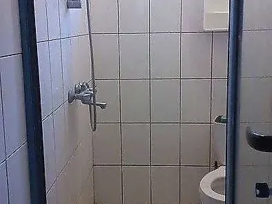 Майката на Азис закъса за пари, дава под наем леглото на певеца за 7 лева на вечер (Снимки)