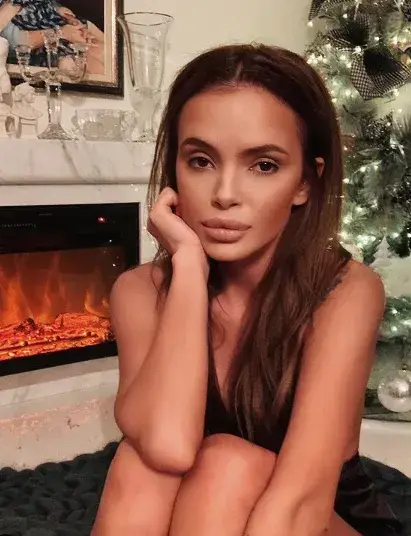 Мара Отварачката заголи  бюст до коледната елха (Гореща снимка)