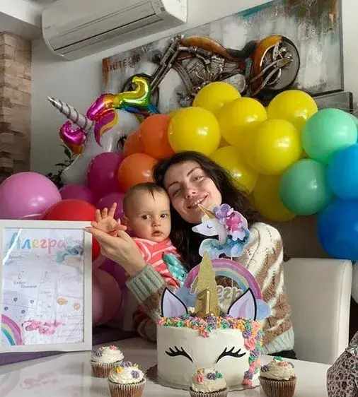 Мис България празнува първи РД на дъщеря си