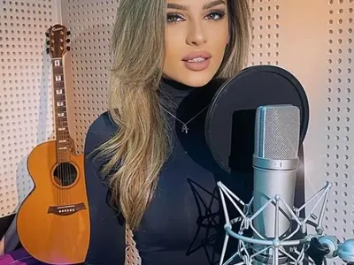 Най-младата звезда на фолка Данна: Дядо Коледа, моля те, сложи край на заразата (Снимки)