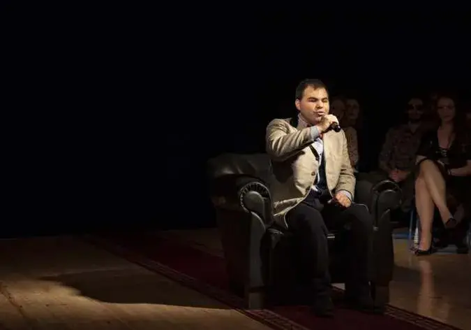 Незрящият имитатор Андриян Асенов: Посрещам 2021-а без работа, но с любима