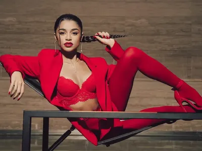 Новата на Криско украсява елха на плажа