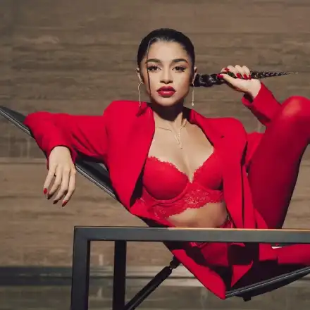 Новата на Криско украсява елха на плажа