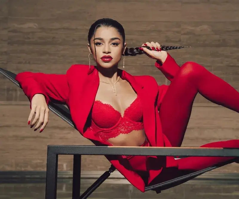 Новата на Криско украсява елха на плажа