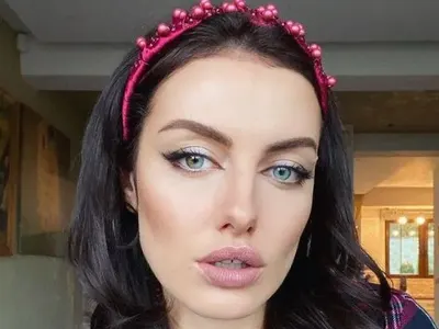 Ново амплоа! Мис България Марина Войкова шие ленти!